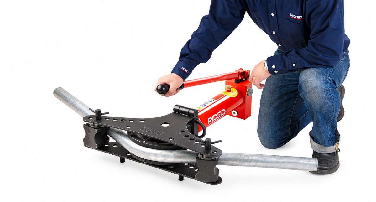 RIDGID felnyitható keretes hidraulikus csőhajlító acélcső hajlítása közben