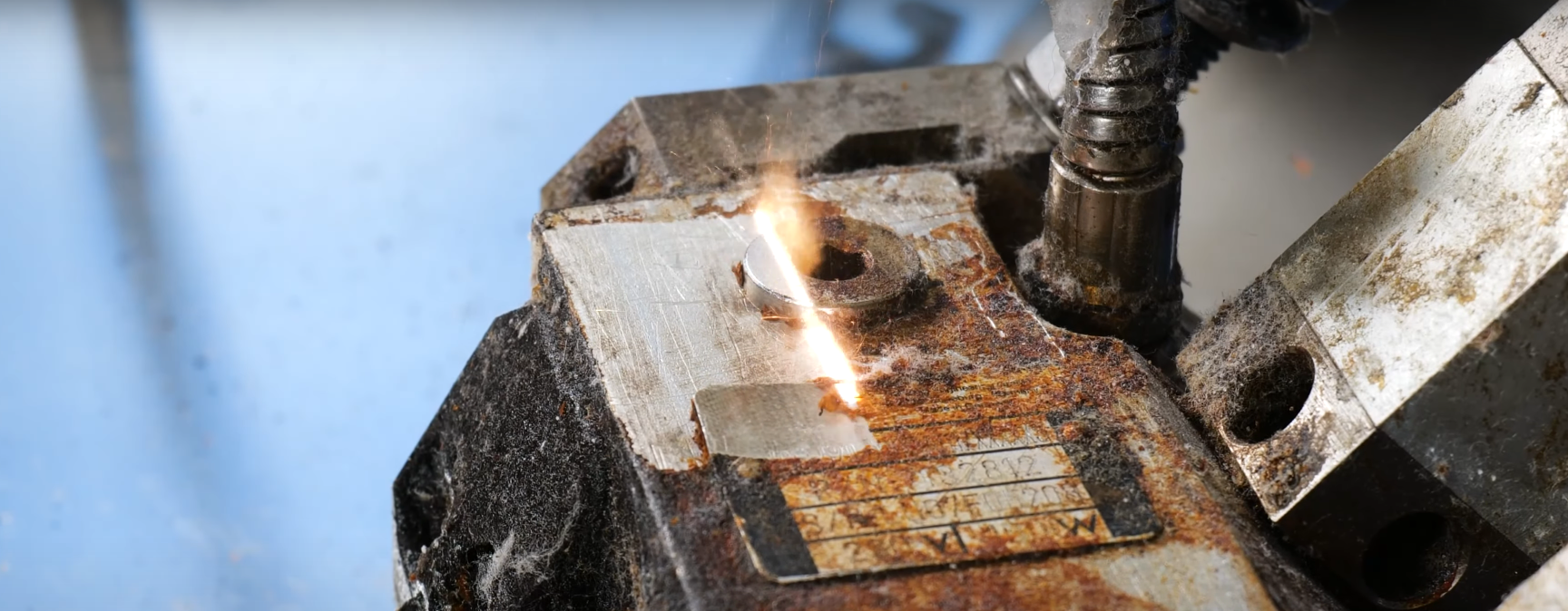 Zariadenie na mechanické vytláčanie a vyhrdlovanie rúrok