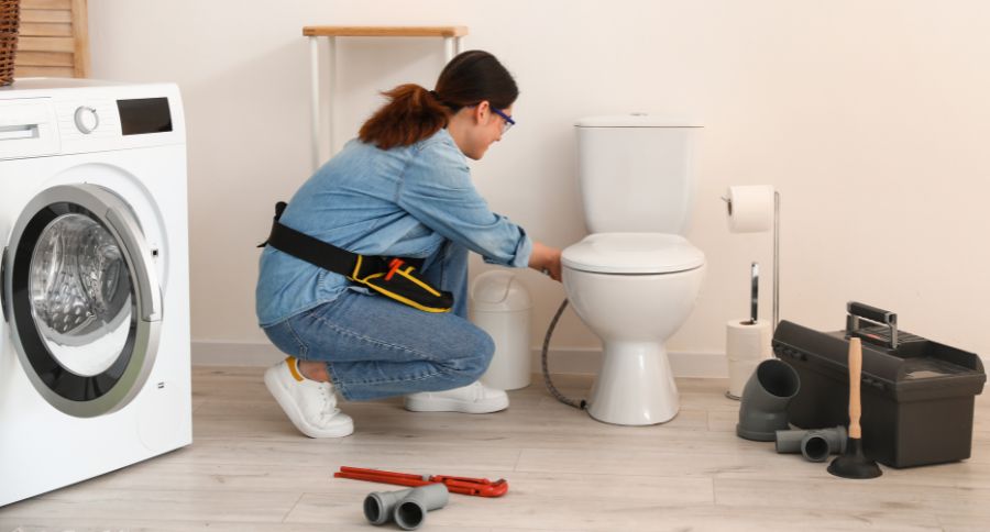 Upchaté WC s vysokou hladinou vody a nahromadeným toaletným papierom