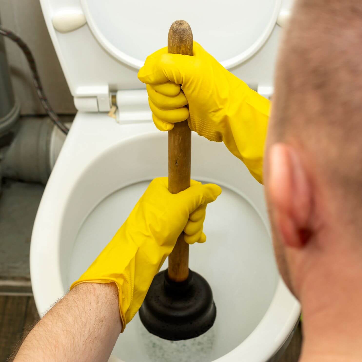 Príprava toalety na uvoľnenie upchávky pomocou teplej vody