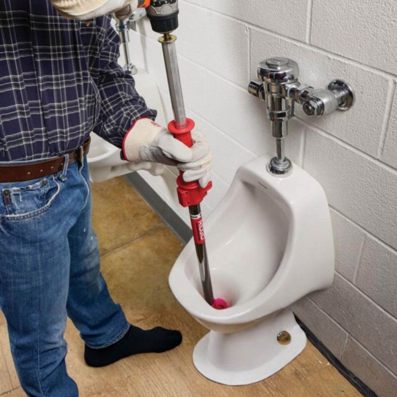 Upchaté WC s nahromadeným papierom a neodtekajúcou vodou