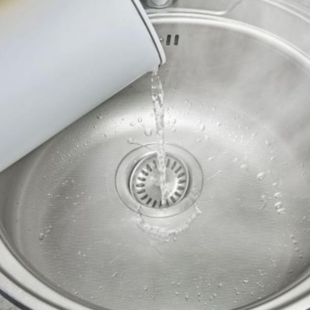 Gumipumpa használata eldugult fürdőszobai mosdónál