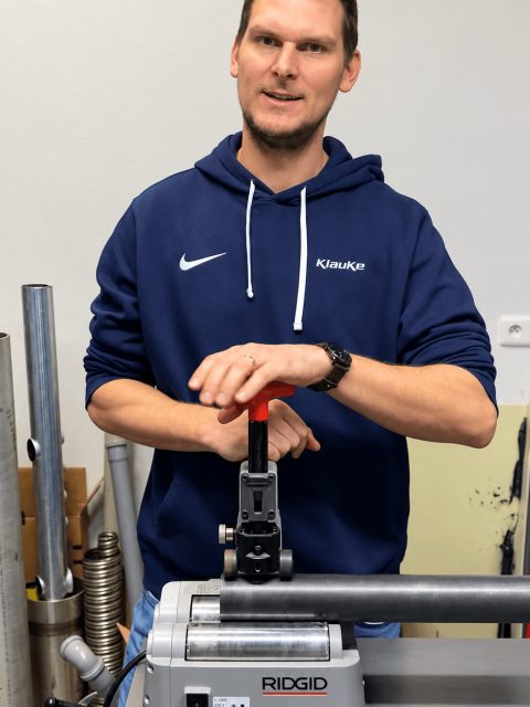 ⚡ Rež nerez, oceľ, hliník, meď či PVC jedným strojom! Elektrický rezák RIDGID PC 116 ti ušetrí čas aj náklady.