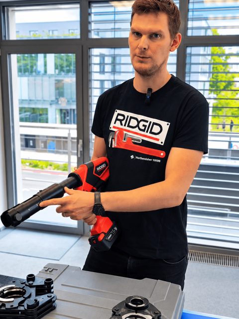⚡ Pokračujeme v sérii o lisovačkách RIDGID. Dnes je tu najľahšia a najrýchlejšia lisovačka v rade XL…